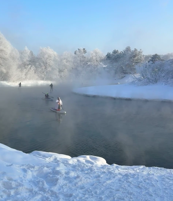 Фото Новосибирцы устроили массовый заплыв на сапах в мороз –26 градусов: 20 леденящих кадров 12